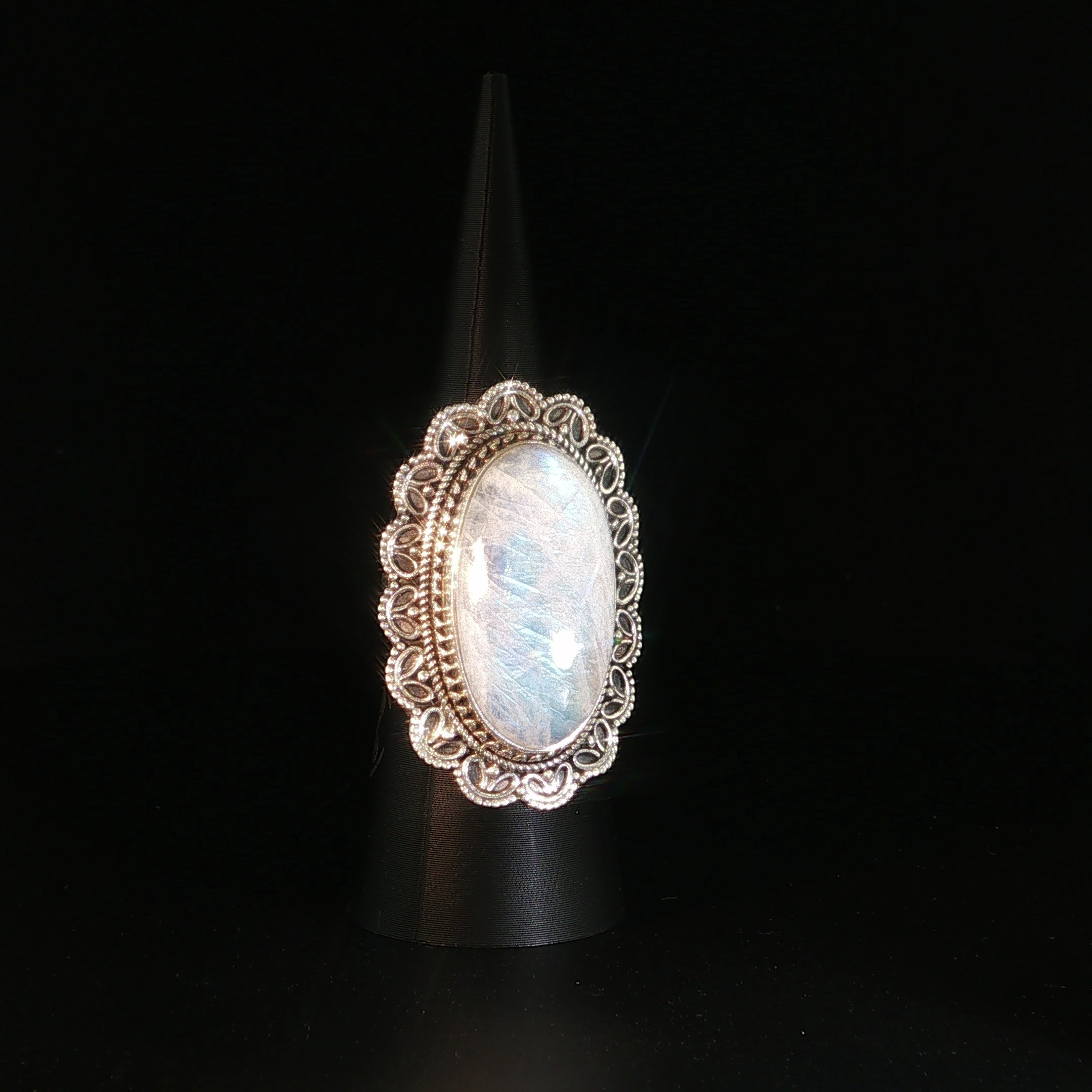 Vintage-Stil Cocktailring mit Regenbogen Mondstein in Silber