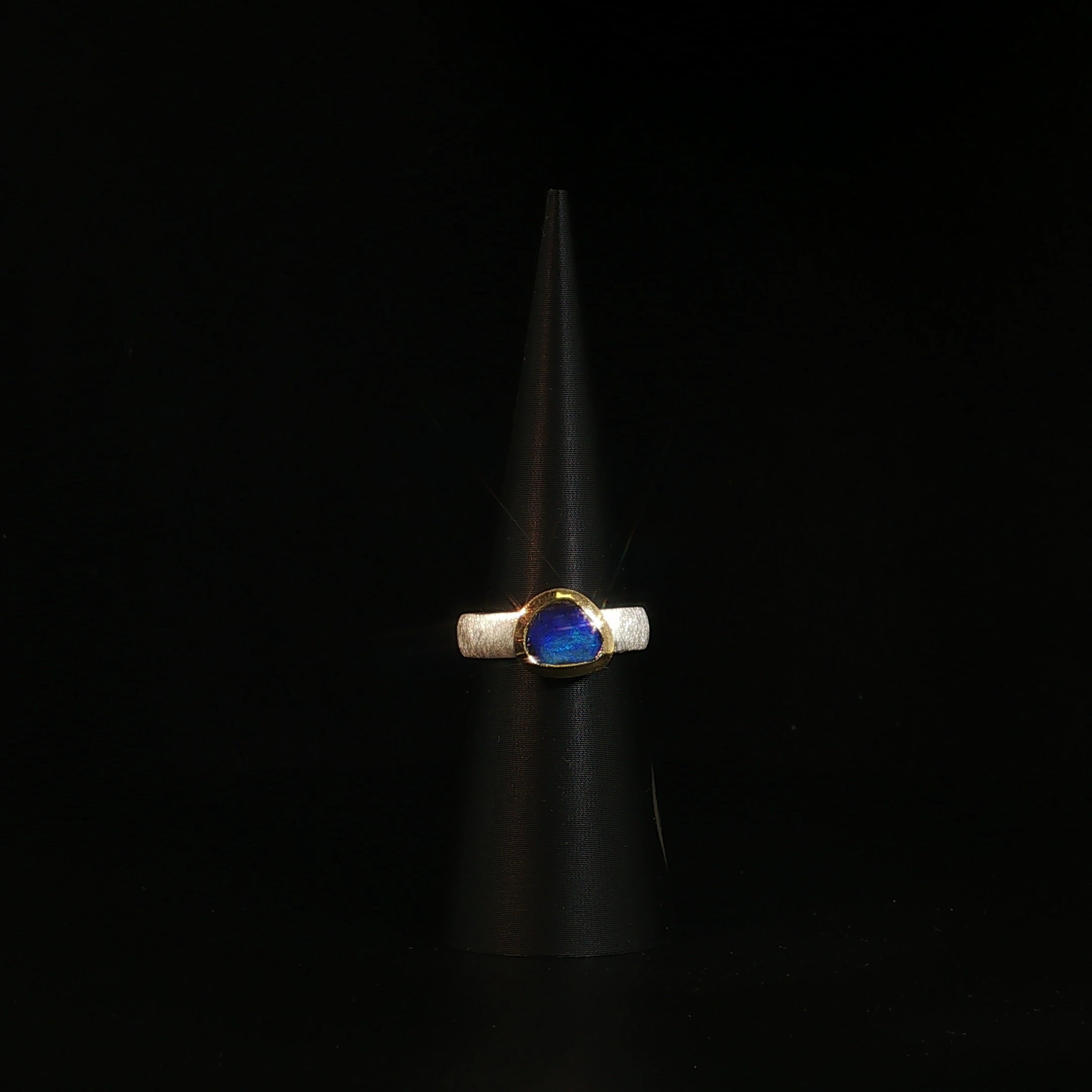 Solitärring mit Edel Opal und gebürstetem Silber