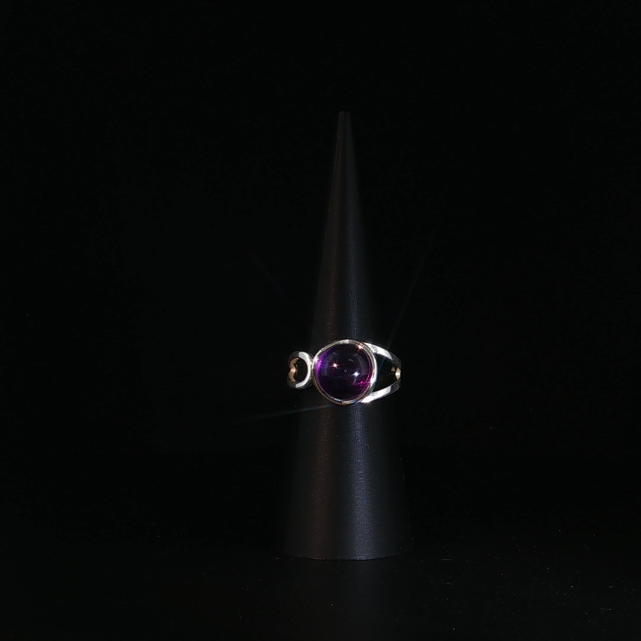 Silberner Solitärring mit Amethyst im Cabochonschliff