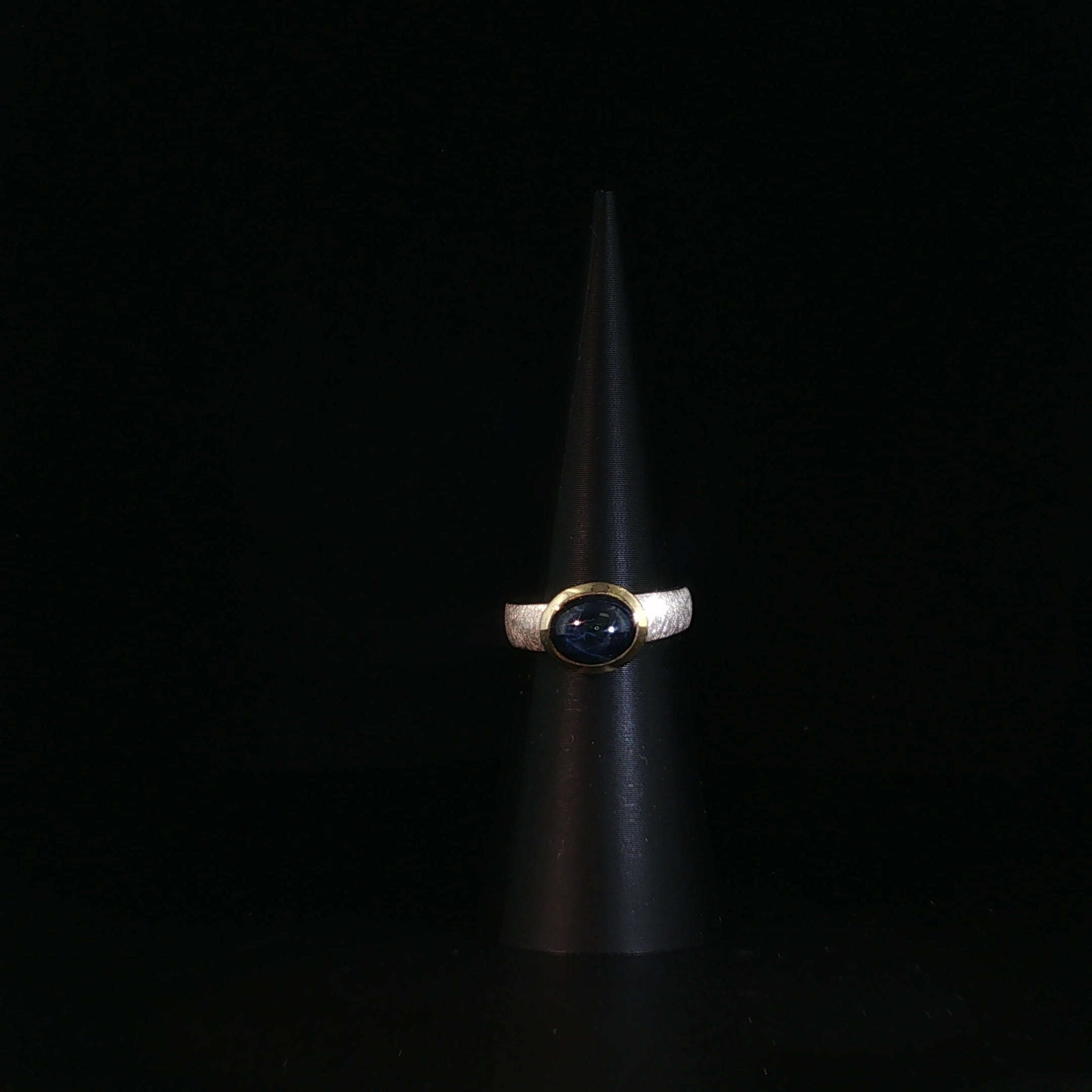 Solitärring mit tiefblauen Saphir