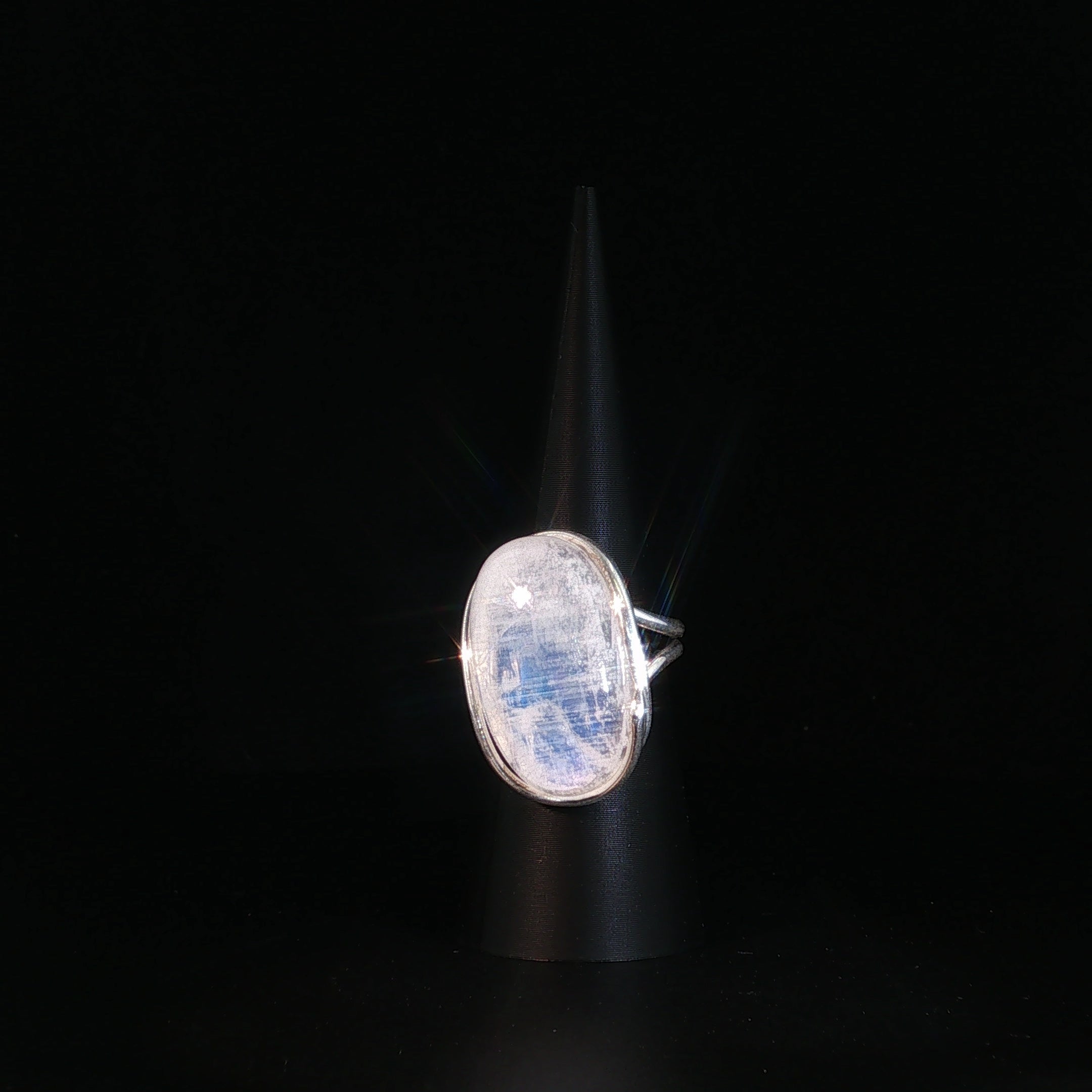 Solitärring mit ovalem Mondstein in Silber