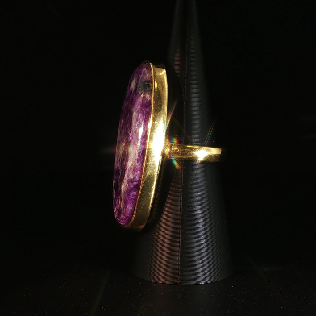 Auffälliger Cocktailring mit grossem Charoite