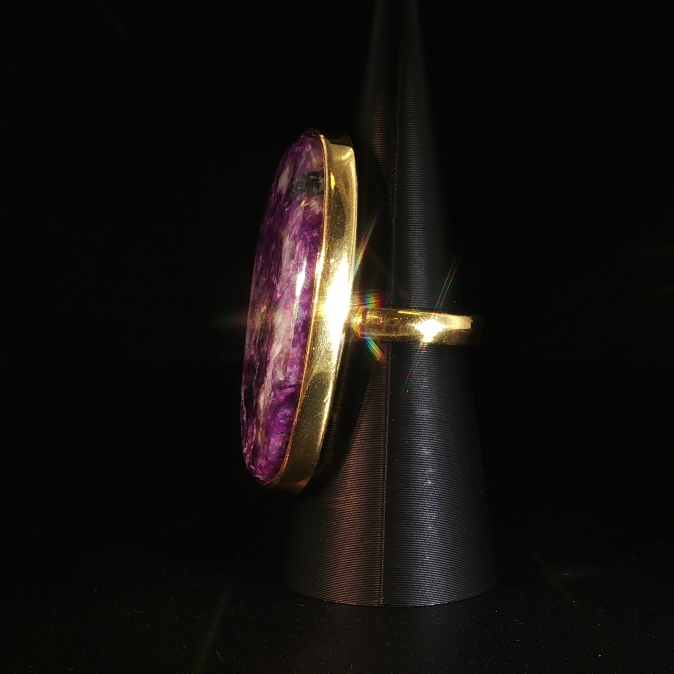 Auffälliger Cocktailring mit grossem Charoite