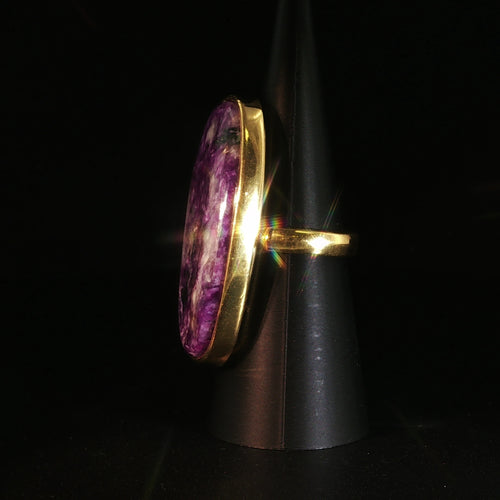 Auffälliger Cocktailring mit grossem Charoite