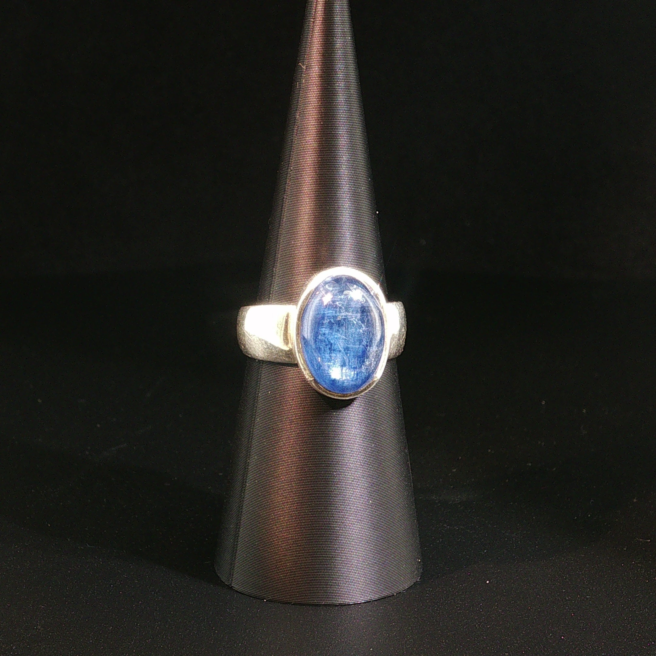 Eleganter Solitärring mit blauem Kyanit in Silber
