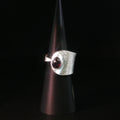 Strukturierter Cocktailring aus Silber mit Rubin-Cabochon