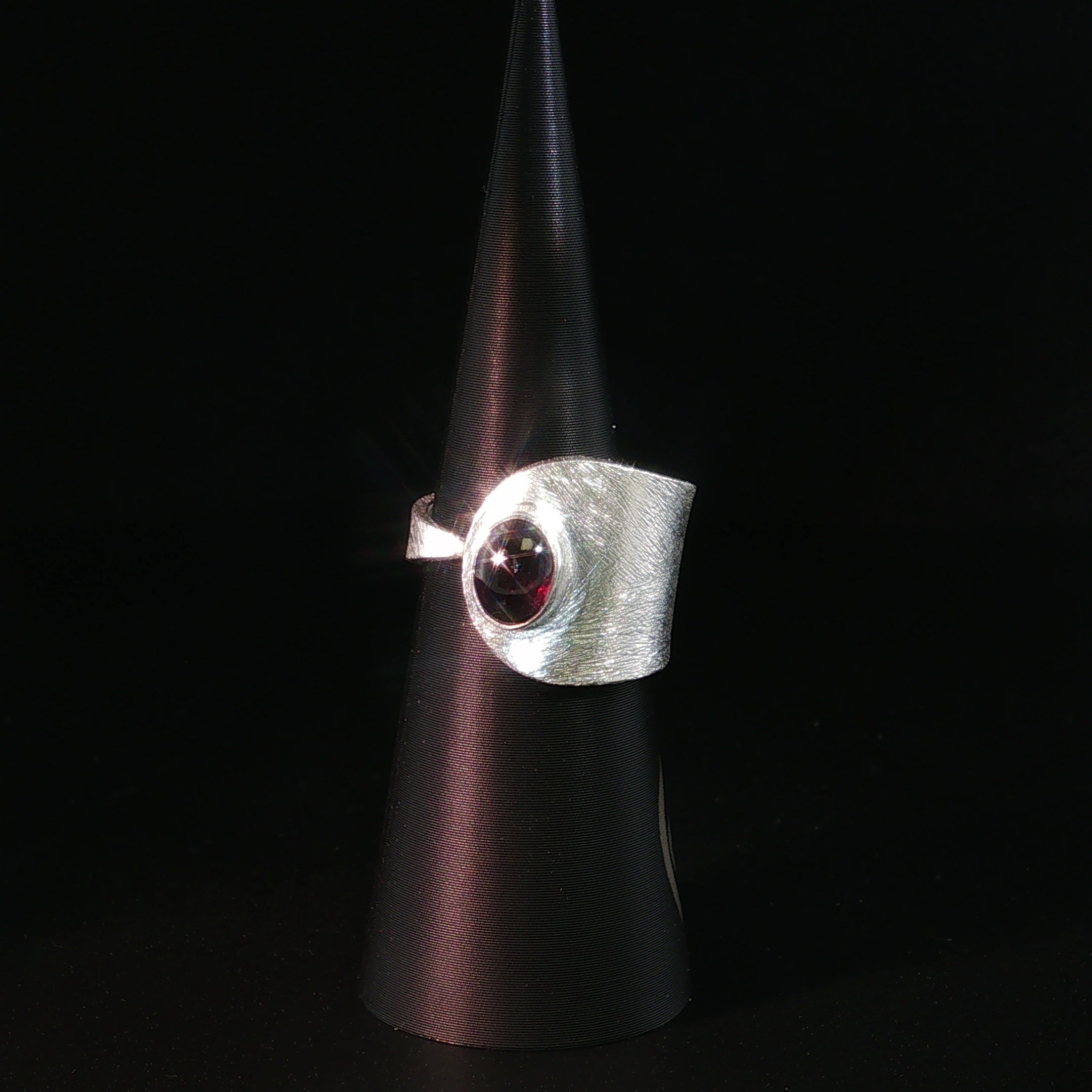 Strukturierter Cocktailring aus Silber mit Rubin-Cabochon
