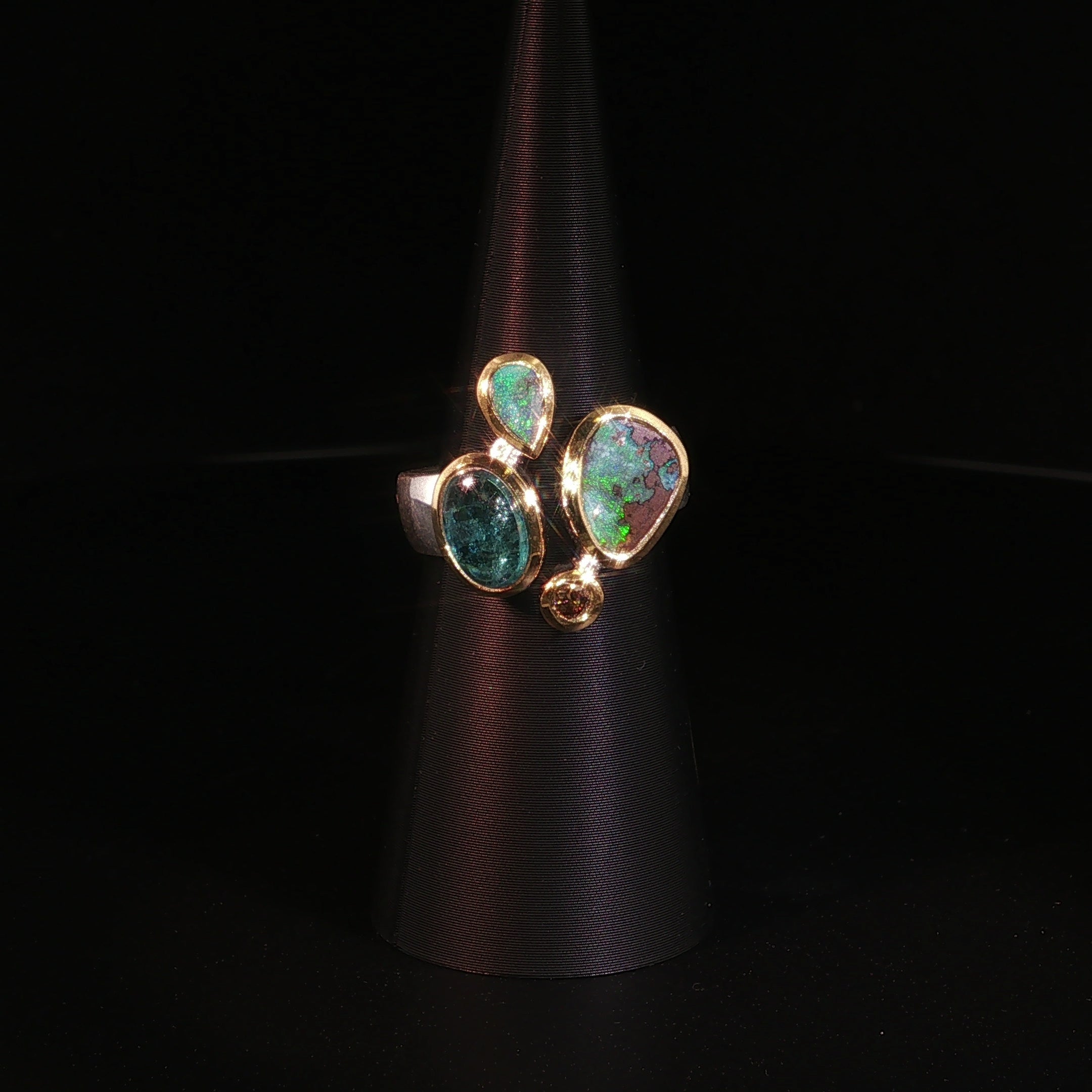 Boulder-Opal-Cocktailring mit Turmalin und Diamant