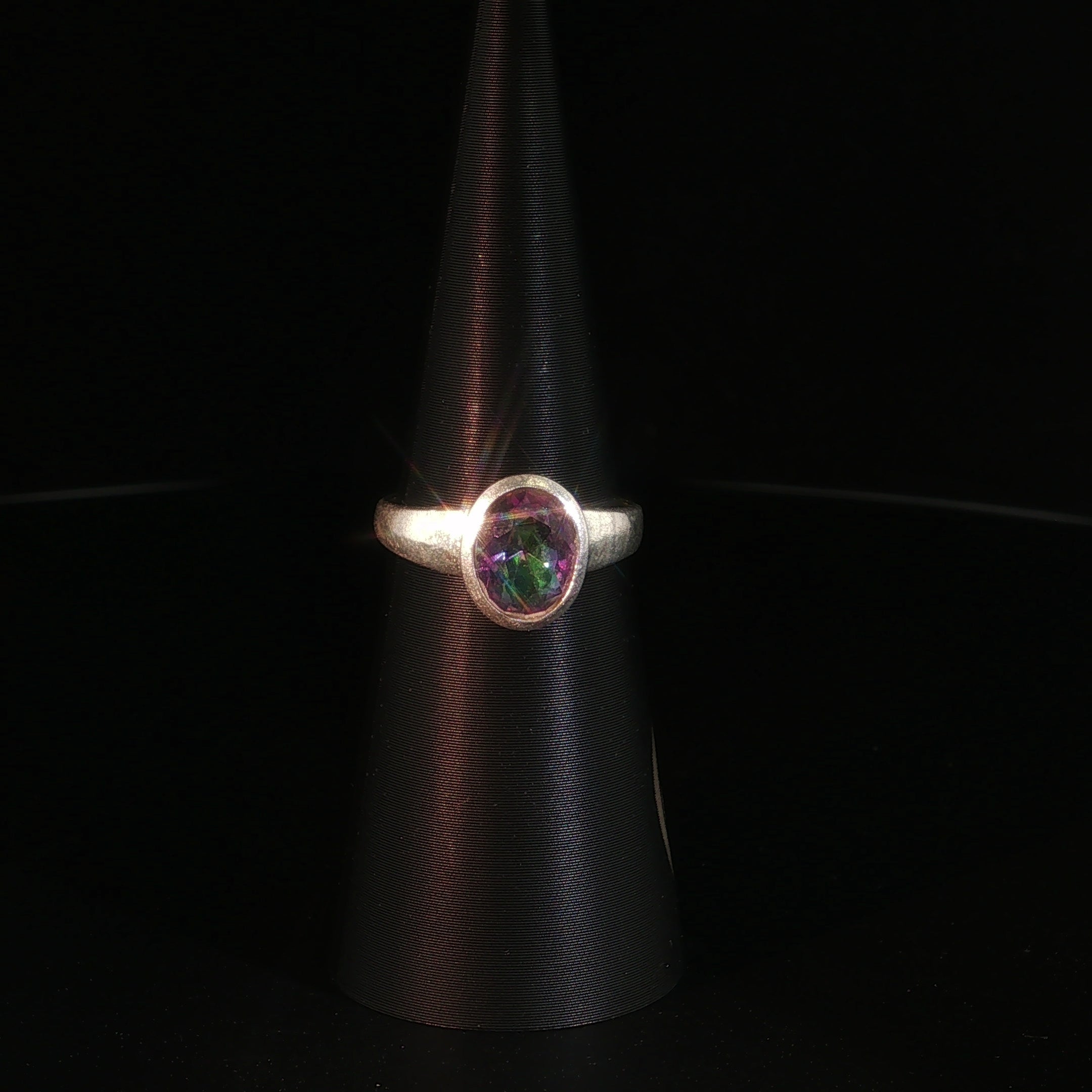 Solitärring aus Silber mit ovalem Mystik-Topas