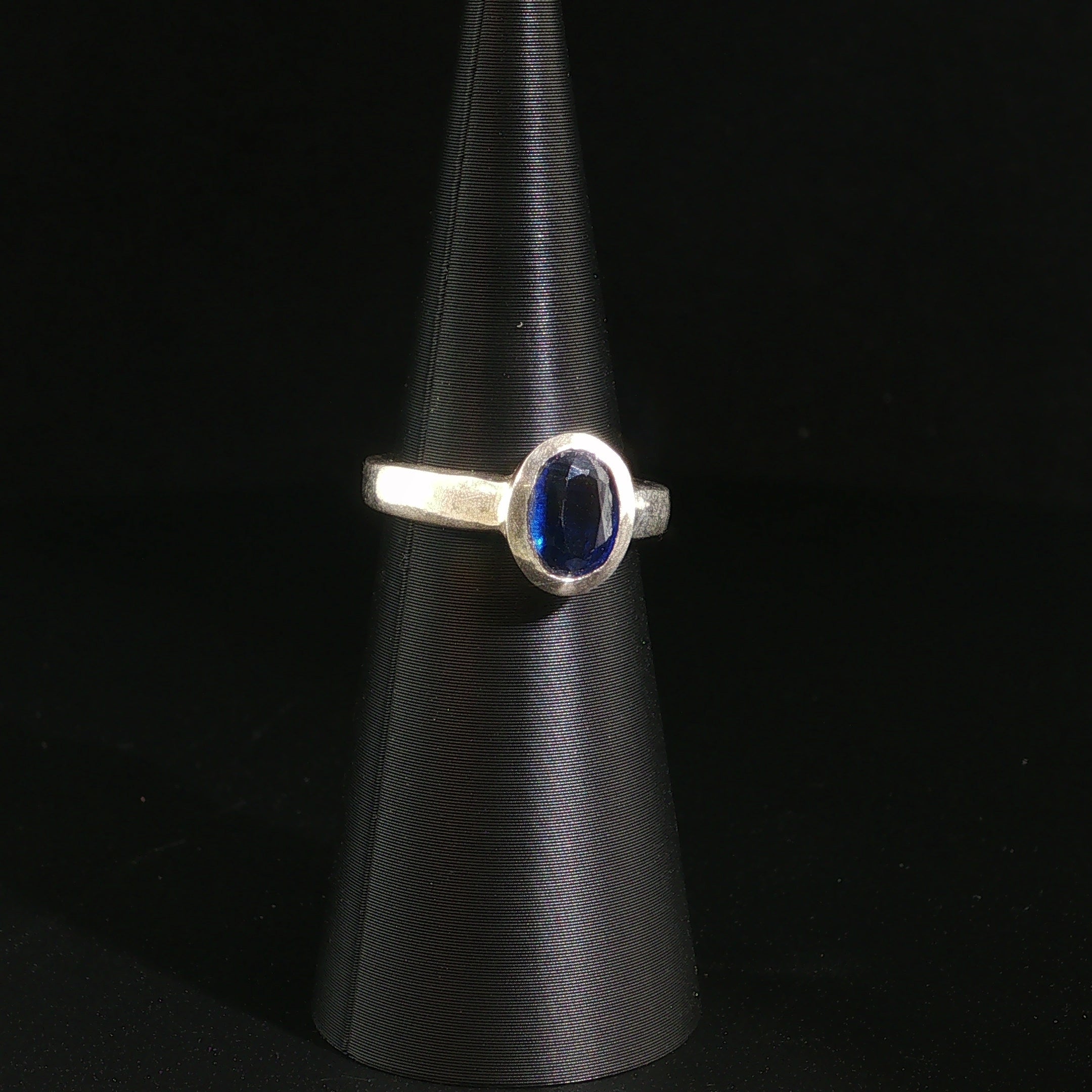 Silberner Solitärring mit tiefblauem Kyanit im Ovalschliff