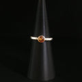 Bernstein-Solitärring aus Silber mit strukturierter Ringschiene