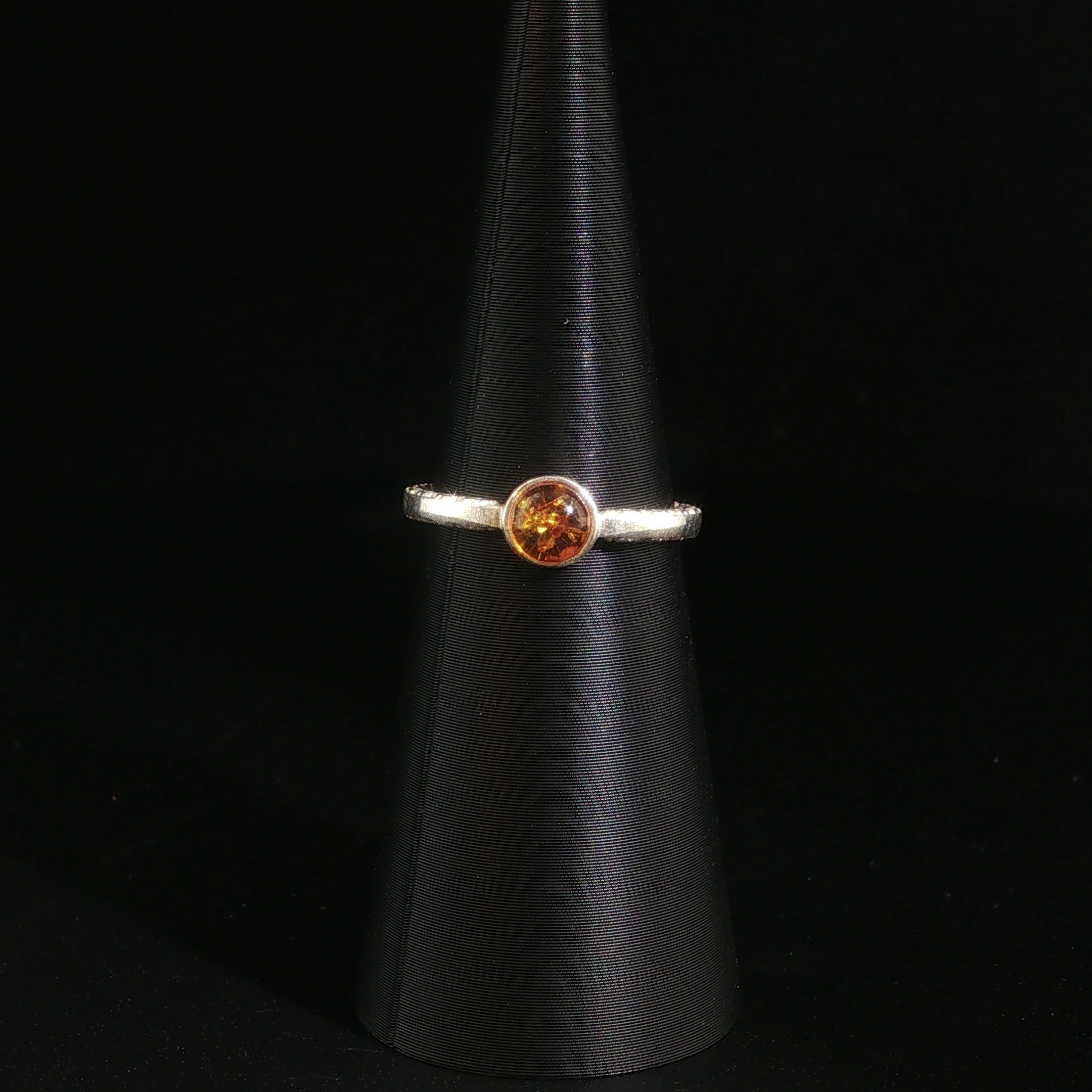 Bernstein-Solitärring aus Silber mit strukturierter Ringschiene