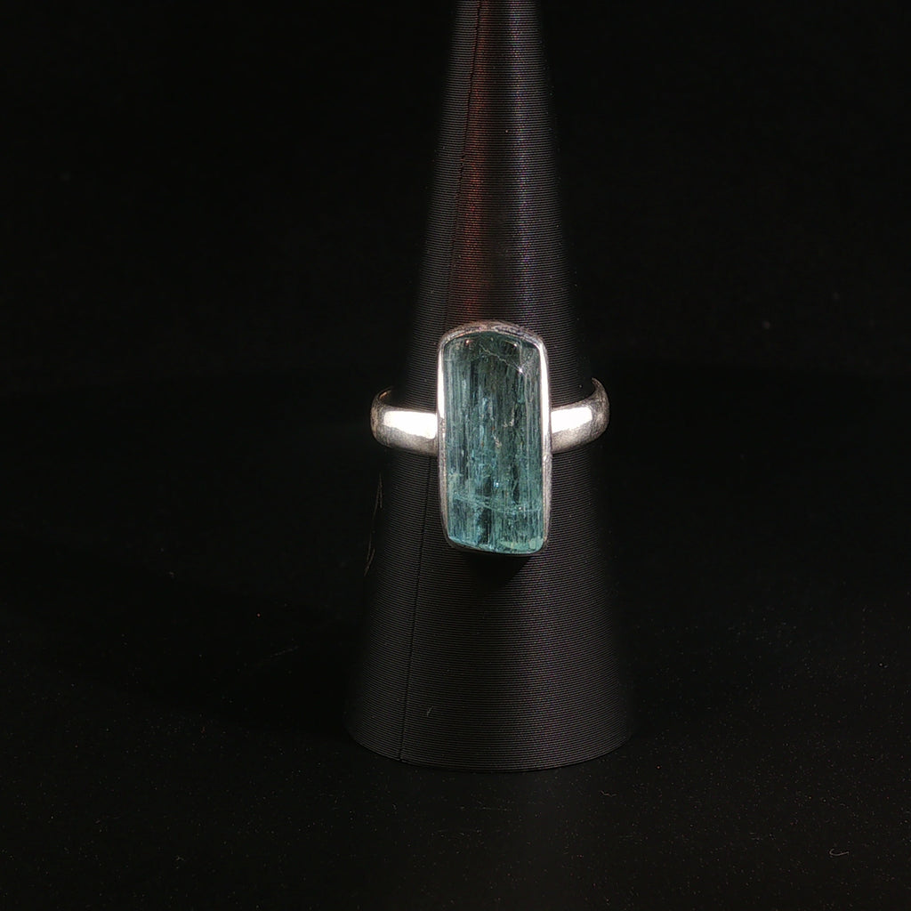 Moderner Solitärring mit rechteckigem Aquamarin