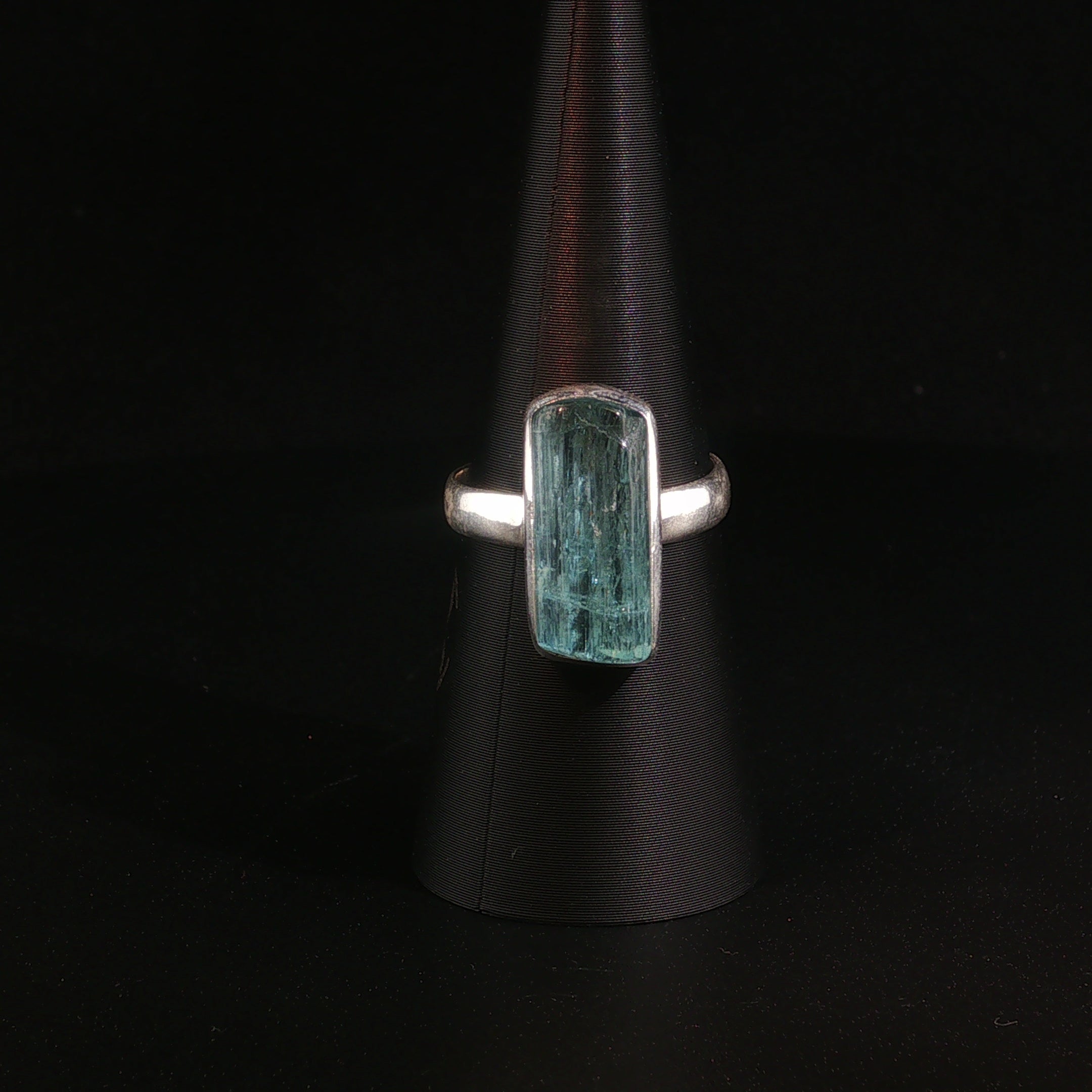 Moderner Solitärring mit rechteckigem Aquamarin