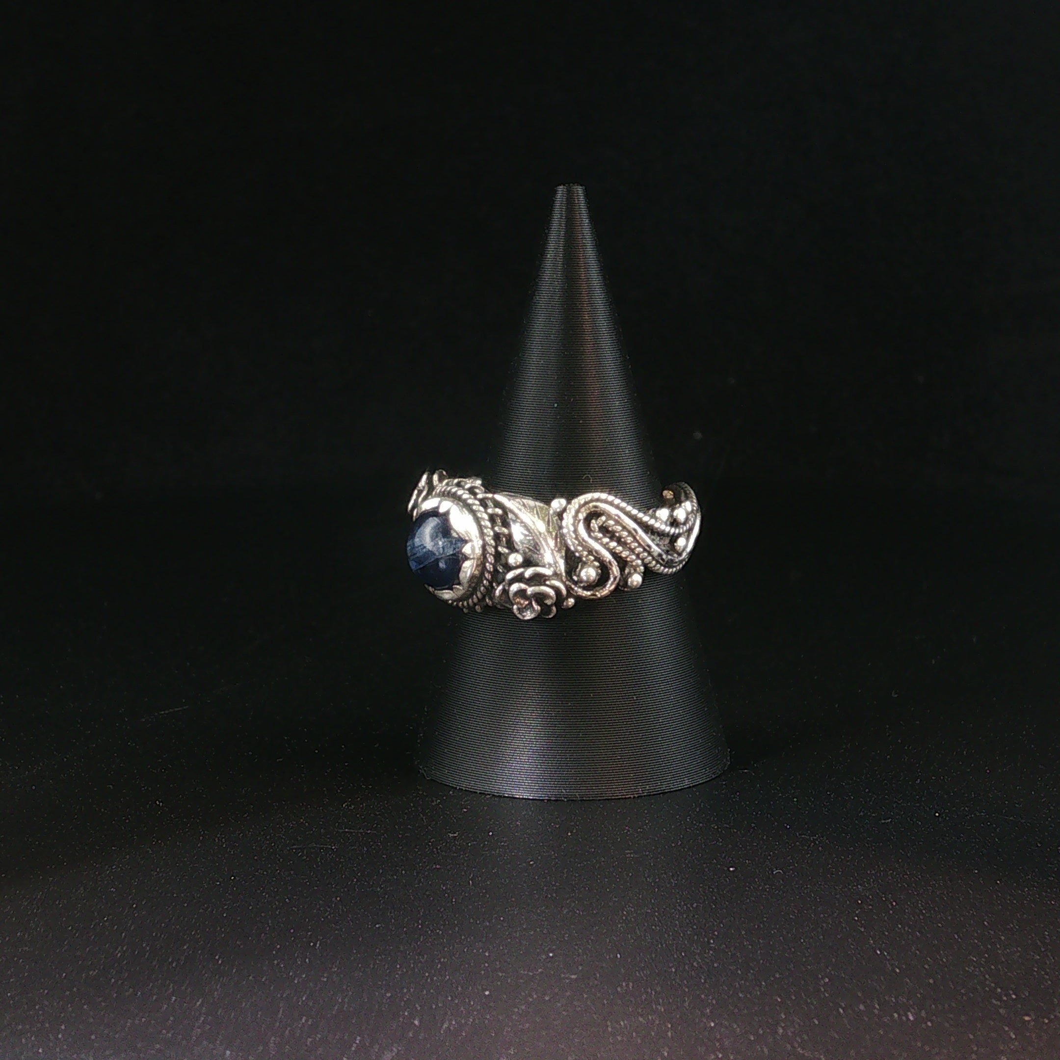 Silberring mit Kyanit und floralem Muster