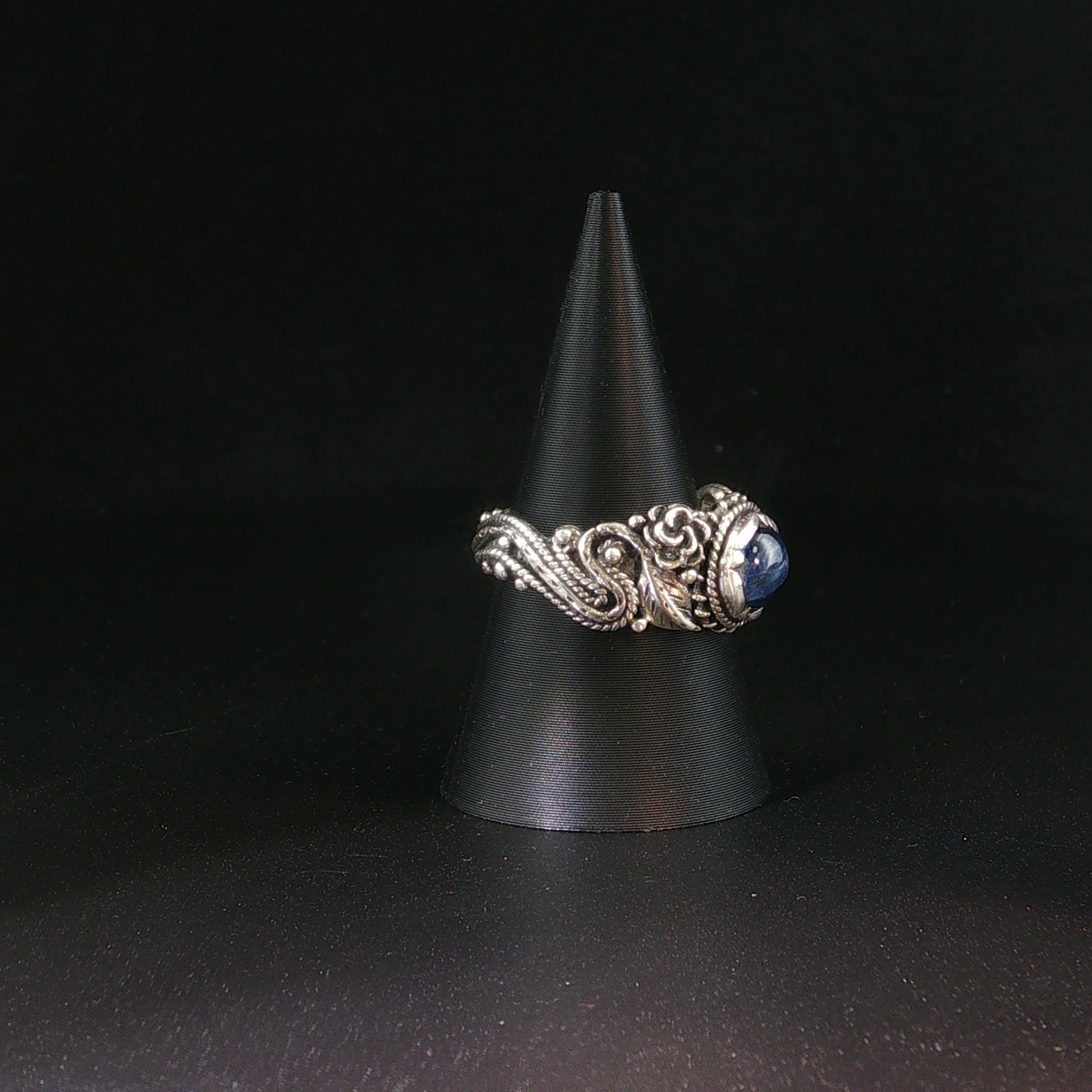Silberring mit Kyanit und floralem Muster