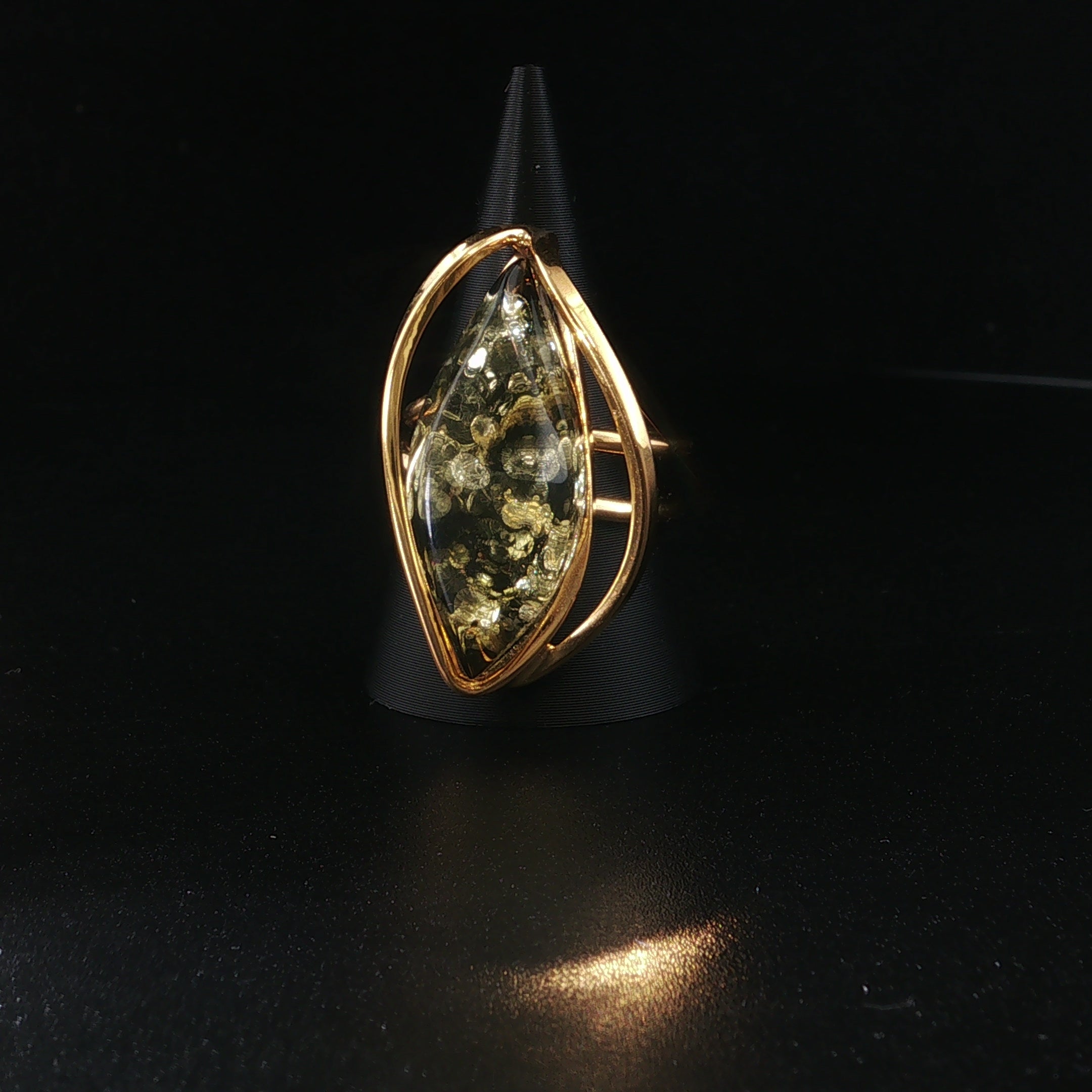 grüner Bernstein Ring